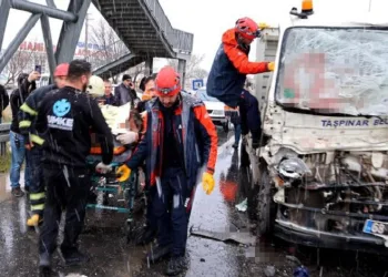 Aksaray’da Taşpınar Belediyesinin kamyoneti tıra arkadan çarptı: 1’i ağır 2 yaralı