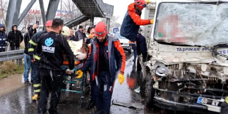 Aksaray’da Taşpınar Belediyesinin kamyoneti tıra arkadan çarptı: 1’i ağır 2 yaralı