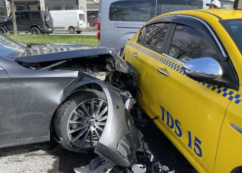 Süratli gelen otomobil ışıklarda duran araçlara çarptı