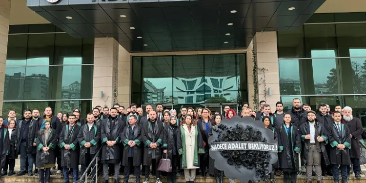 Trabzonlu avukatlardan, Fenerbahçe maçı sonrası yaşanan tutuklamalara sessiz protesto