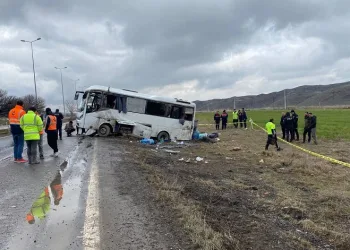Cezaevi nakil aracı devrildi