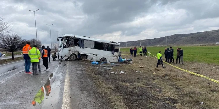 Cezaevi nakil aracı devrildi