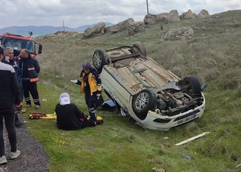 Mardin’de hafif ticari araç takla attı