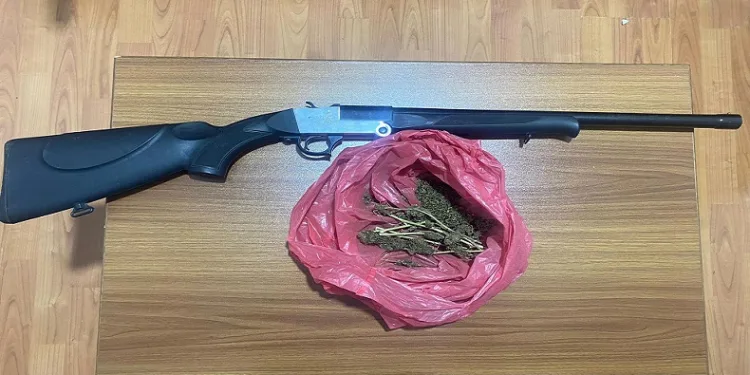 Polis, derneklerde yaptığı aramada uyuşturucu ve silah ele geçirdi