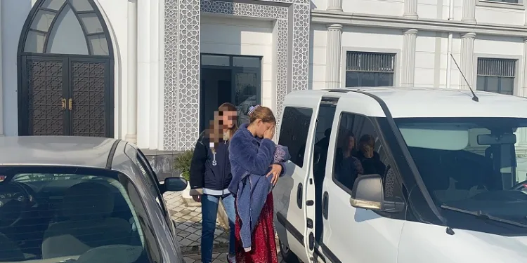 Kucağında çocuğuyla adliyeye sevk edildi