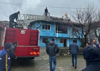 Mumdan çıkan yangın evi kullanılamaz hale getirdi