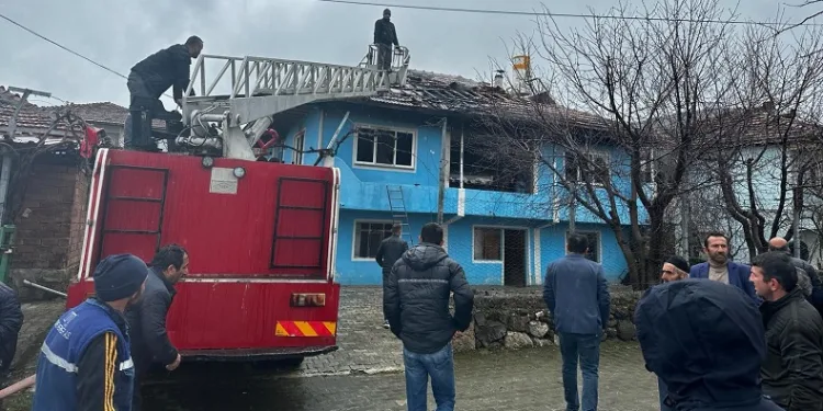Mumdan çıkan yangın evi kullanılamaz hale getirdi