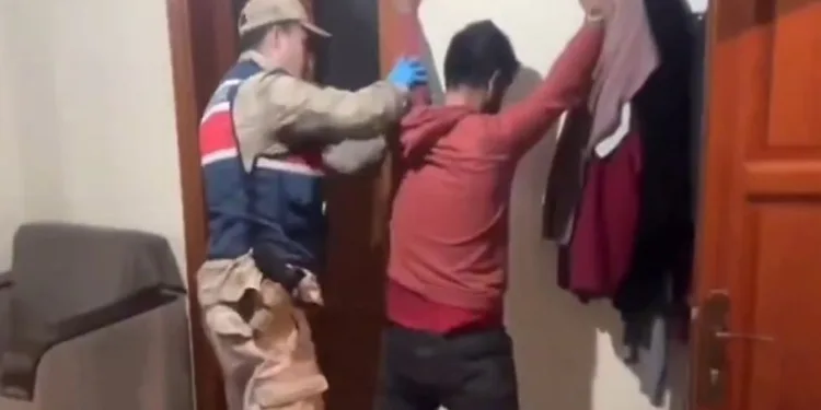 Jandarma 85 sokak satıcısını yakaladı