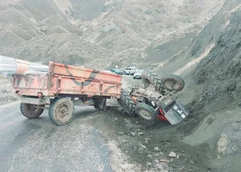 Devrilen traktörün altında kalan sürücü yaralandı