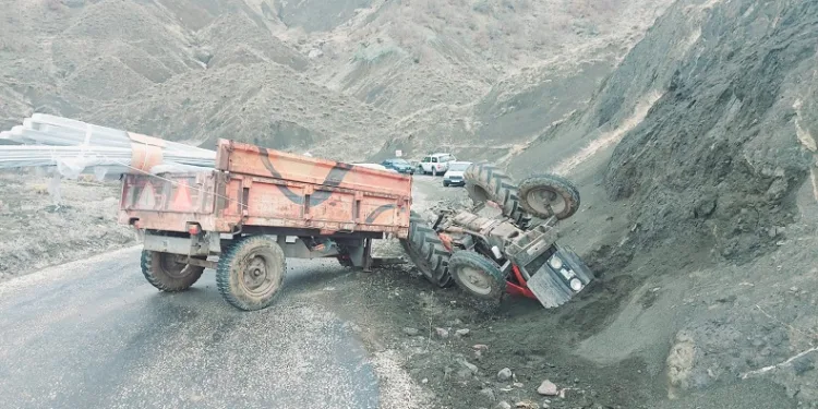 Devrilen traktörün altında kalan sürücü yaralandı