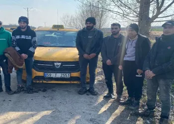 Edirne’de ticari taksiden 9 kaçak göçmen çıktı