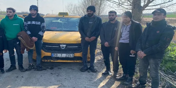 Edirne’de ticari taksiden 9 kaçak göçmen çıktı