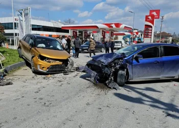 SUV tarzı araç ile otomobil kafa kafaya çarpıştı
