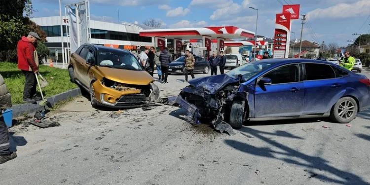 SUV tarzı araç ile otomobil kafa kafaya çarpıştı