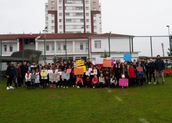 Kastamonuspor’un minik taraftarlarından futbolculara moral ziyareti
