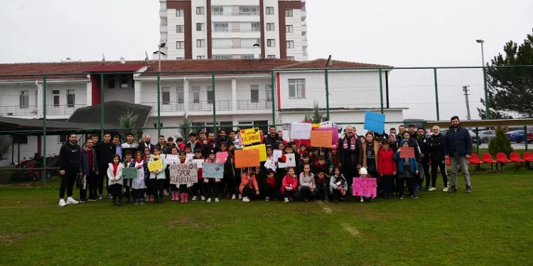 Kastamonuspor’un minik taraftarlarından futbolculara moral ziyareti