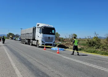 İzmir’de tırın altında kalan emekli polis hayatını kaybetti