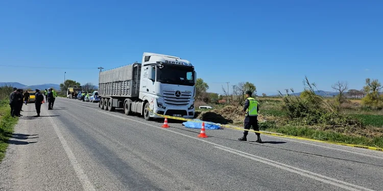İzmir’de tırın altında kalan emekli polis hayatını kaybetti