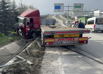 Bariyeri biçen tır makaslayarak su kanalına girdi
