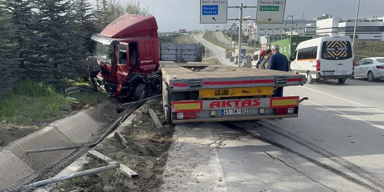 Bariyeri biçen tır makaslayarak su kanalına girdi