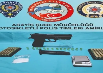 Şüphe üzerine durdurulan araçtan tabanca ve uyuşturucu çıktı