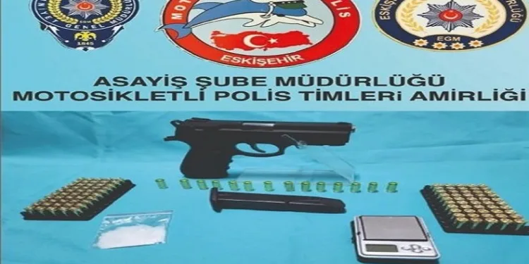Şüphe üzerine durdurulan araçtan tabanca ve uyuşturucu çıktı