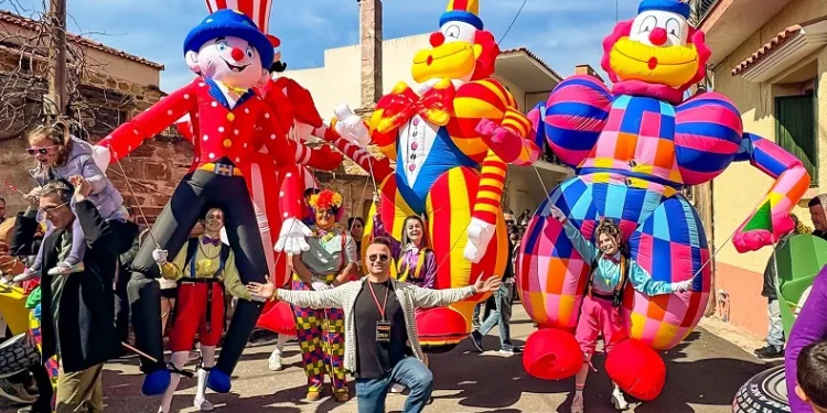 Mostra Karnavalı İzmir’den Sakız’a uzanan dostluk eli ile renklendi
