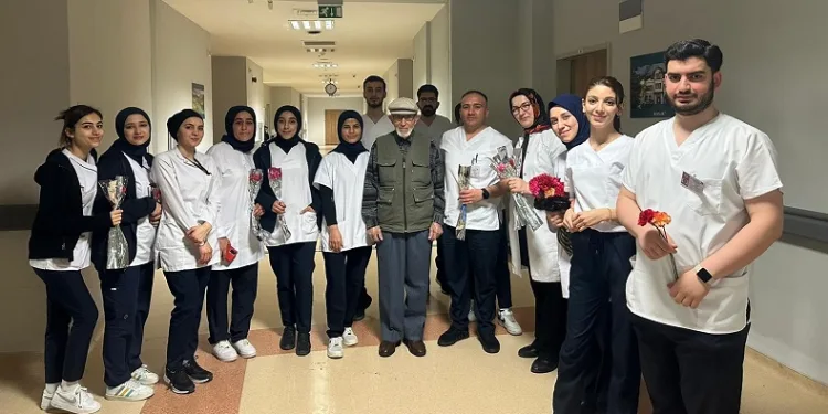 Üniversite öğrencileri hastanede tedavi gören yaşlılara karanfil dağıttı