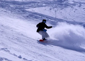 Freestyle akrobasi kayakçıları Palandöken’de nefes kesti