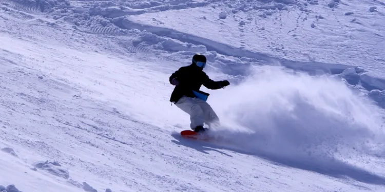 Freestyle akrobasi kayakçıları Palandöken’de nefes kesti