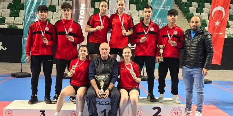 Erzincan Anadolu Lisesi Genç Kız Takımı Türkiye Şampiyonu oldu