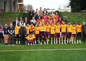Galatasaray Fan Token sahibi taraftarlar, Florya’da futbolcularla bir araya geldi