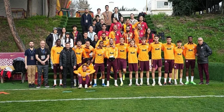 Galatasaray Fan Token sahibi taraftarlar, Florya’da futbolcularla bir araya geldi