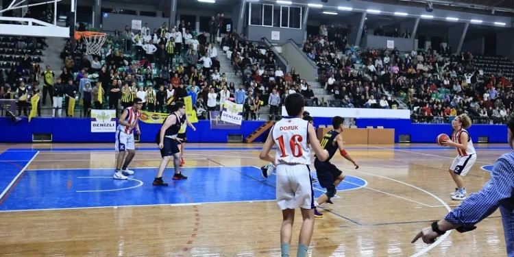 Denizli’de küçükler basketbol grup maçları heyecanı