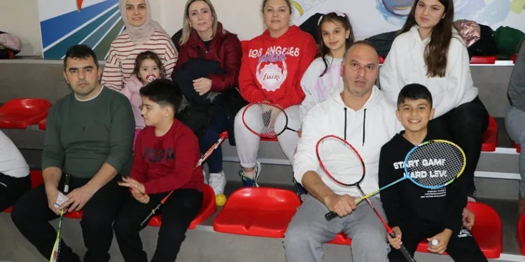 Badmintonda aileler yarıştı