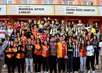 Tuttukları takımların formalarıyla okula geldiler