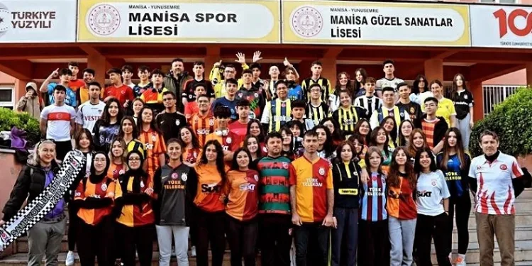 Tuttukları takımların formalarıyla okula geldiler