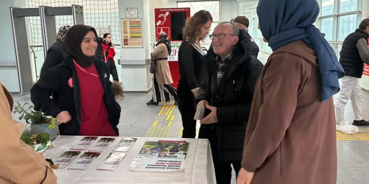 Geriontologlar bilgilendirme standı açtı