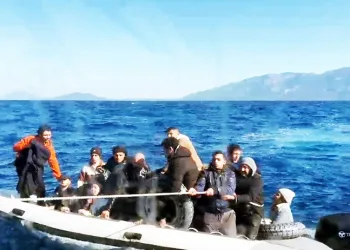 Batmak üzere olan bottaki düzensiz göçmenleri Sahil Güvenlik kurtardı