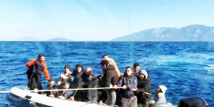 Batmak üzere olan bottaki düzensiz göçmenleri Sahil Güvenlik kurtardı