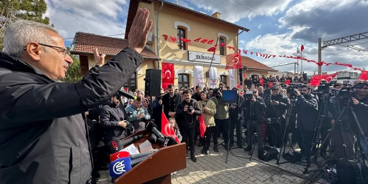 Ulaştırma ve Altyapı Bakanı Abdulkadir Uraloğlu: “Daha fazla yavaşlamayı Ankara kaldıramaz”