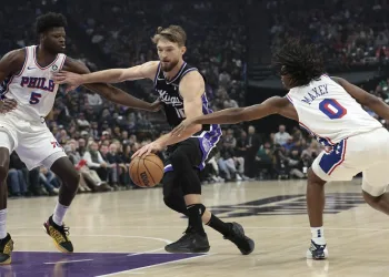 NBA’de Sabonis’in triple-double yaptığı maçta Kings, 76ers’ı mağlup etti