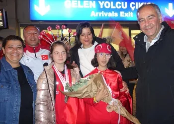 Dünya şampiyonu Selin Naz Özcan ve Nilsu Taşkınlar’a coşkulu karşılama