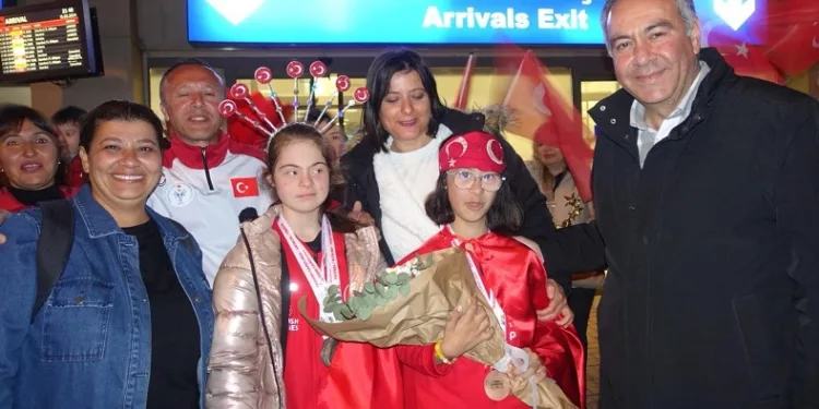 Dünya şampiyonu Selin Naz Özcan ve Nilsu Taşkınlar’a coşkulu karşılama