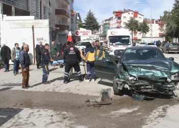 Konya’da 2 otomobil çarpıştı: 3 yaralı