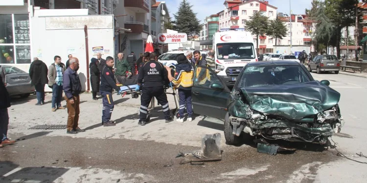 Konya’da 2 otomobil çarpıştı: 3 yaralı