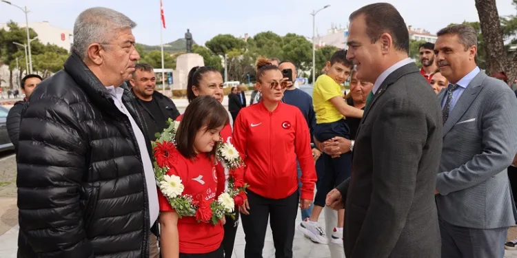 Dünya ikincisi ve üçüncüsü milli yüzücü Elif Oral’a özel karşılama