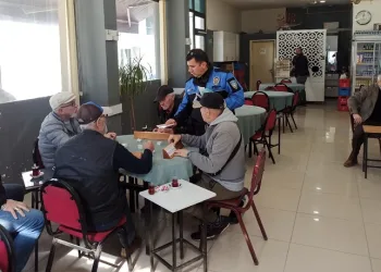 Polis yüzlerce vatandaşı hırsızlık ve dolandırıcılık konularıyla ilgili bilgilendirdi