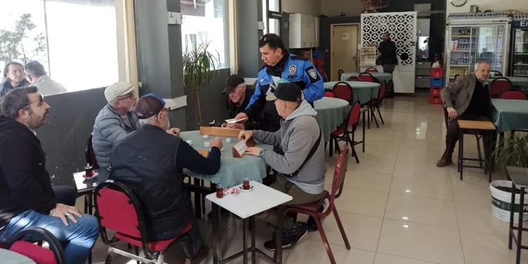 Polis yüzlerce vatandaşı hırsızlık ve dolandırıcılık konularıyla ilgili bilgilendirdi