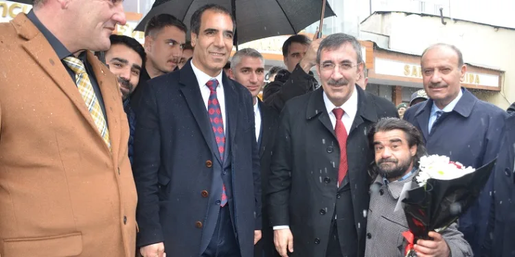 Cumhurbaşkanı Yardımcısı Cevdet Yılmaz; “Oyunuzu kendinize, Bulanık’a verin”